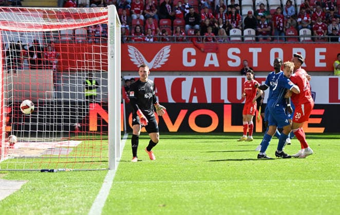 Fussball - 2. Bundesliga - Saison 2026 27 1. FC Kaiserslautern 05.09.2026 Fritz-Walter-Stadion 1. FC Kaiserslautern (fck) - SV Darmstadt 98 (da) 3:0 Mergim BERISHA (1. FC Kaiserslautern), re, erzielt das 3:0li: Torwart Marcel SCHUHEN (SV Darmstadt 98) 1. FC Kaiserslautern *** Soccer, 2. Bundesliga, 2026–27 Season, September 5, 2026, Fritz Walter Stadium: 1. FC Kaiserslautern 3–0 SV Darmstadt 98. Mergim BERISHA (1. FC Kaiserslautern), re, scores the 3–0 goal; goalkeeper Marcel SCHUHEN, SV Darmstadt 98 vs. 1 FC Kaiserslautern