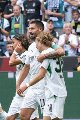 Tim Kleindienst (Borussia Moenchengladbach, 11) graturliert Hugo Bolin (Borussia Moenchengladbach, 38) zum Tor zum 1:0. Borussia Moenchengladbach vs. SV Elversberg, Fussball, 1. Bundesliga, 02. Spieltag, Saison 2026 2027, 05.09.2026 DFL DFB Regulations prohibit any use of Photographs as image sequences and or Quasivideo Borussia Moenchengladbach vs. SV Elversberg, Fussball, 1. Bundesliga, 02. Spieltag, Saison 2026 2027, 05.09.2026 Moenchengladbach *** Tim Kleindienst of Borussia Mönchengladbach, 11, congratulates Hugo Bolin of Borussia Mönchengladbach, 38, on the goal that made it 1–0 in the match between Borussia Mönchengladbach and SV Elversberg, soccer, Bundesliga 1, Matchday 2, 2026–2027 season, September 5, 2026 DFL DFB regulations prohibit any use of photographs as image sequences and or quasi-video Borussia Mönchengladbach vs. SV Elversberg, soccer, Bundesliga 1, Matchday 2, 2026–2027 season, September 5, 2026, Mönchengladbach Copyright: xEibner-Pressefoto ThomasxHaeslerx EP_THR