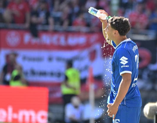 Fussball - 2. Bundesliga - Saison 2026 27 1. FC Kaiserslautern 05.09.2026 Fritz-Walter-Stadion 1. FC Kaiserslautern (fck) - SV Darmstadt 98 (da) 3:0 William MIKELBRENCIS (SV Darmstadt 98) erfrischt sich 1. FC Kaiserslautern *** Soccer, 2. Bundesliga, 2026–27 Season, 1 FC Kaiserslautern, September 5, 2026, Fritz Walter Stadium, 1 FC Kaiserslautern vs. SV Darmstadt 98, 3–0, William MIKELBRENCIS, SV Darmstadt 98, 1 FC Kaiserslautern
