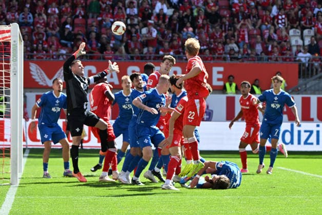 Fussball - 2. Bundesliga - Saison 2026 27 1. FC Kaiserslautern 05.09.2026 Fritz-Walter-Stadion 1. FC Kaiserslautern (fck) - SV Darmstadt 98 (da) 3:0 Vollversammlung im Darmstädter Strafraum, li: Torwart Marcel SCHUHEN (SV Darmstadt 98) 1. FC Kaiserslautern *** Soccer, 2. Bundesliga, 2026–27 Season, 1 FC Kaiserslautern, September 5, 2026, Fritz Walter Stadium, 1 FC Kaiserslautern (FCK) vs. SV Darmstadt 98 (DA), 3–0, Crowd gathered in the Darmstadt penalty area, li Goalkeeper Marcel SCHUHEN SV Darmstadt 98 1 FC Kaiserslautern