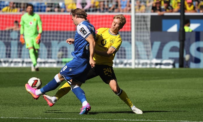 Sinsheim , Fußball Bundesliga TSG 1899 Hoffenheim vs. Borussia Dortmund , von links: Patrick Wimer ( Hoff ) Daniel Svensson ( BVB ) *** Sinsheim, Bundesliga Soccer: TSG 1899 Hoffenheim vs. Borussia Dortmund; from left: Patrick Wimer (Hoff), Daniel Svensson (BVB)