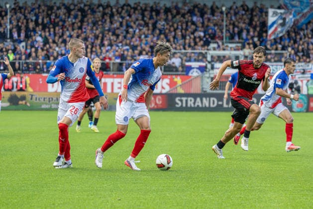 05.09.2026 Fußball 2. Bundesliga Männer Saison 2026 2027 4. Spieltag Holstein Kiel - 1. FC Nürnberg (Kiel in Weiß-Blau, Nürnberg in Rot-Schwarz) David Zec (li.), Hiroki Sekine Kiel Holstein Stadion, Westring 501 Schleswig Holstein Deutschland *** September 5, 2026 Soccer 2. Bundesliga Men s 2026–2027 Season, Matchday 4: Holstein Kiel vs. 1. FC Nürnberg; Kiel in white and blue, Nürnberg in red and black; David Zec (left), Hiroki Sekine; Holstein Kiel Stadium, Westring 501, Schleswig-Holstein, Germany
