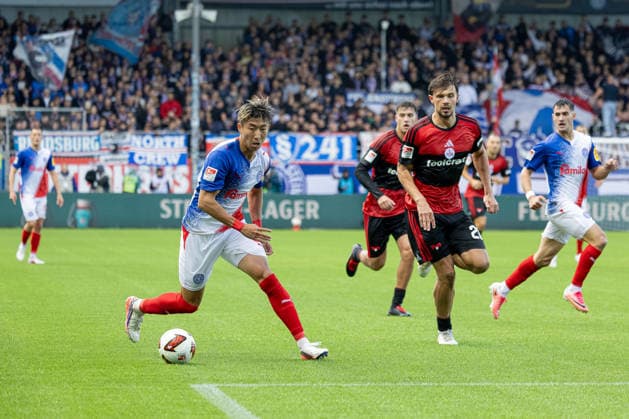 05.09.2026 Fußball 2. Bundesliga Männer Saison 2026 2027 4. Spieltag Holstein Kiel - 1. FC Nürnberg (Kiel in Weiß-Blau, Nürnberg in Rot-Schwarz) Hiroki Sekine (li.), Fynn Otto Kiel Holstein Stadion, Westring 501 Schleswig Holstein Deutschland *** September 5, 2026 Soccer 2. Bundesliga Men s 2026–2027 Season, Matchday 4: Holstein Kiel vs. 1. FC Nürnberg; Kiel in white and blue, Nürnberg in red and black; Hiroki Sekine (left), Fynn Otto; Holstein Kiel Stadium, Westring 501, Schleswig-Holstein, Germany