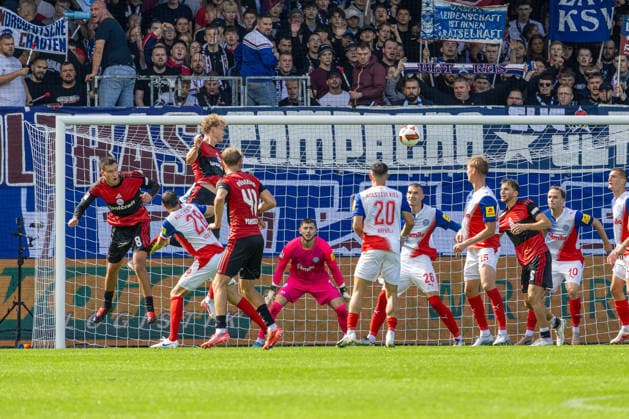 05.09.2026 Fußball 2. Bundesliga Männer Saison 2026 2027 4. Spieltag Holstein Kiel - 1. FC Nürnberg (Kiel in Weiß-Blau, Nürnberg in Rot-Schwarz) Kopfball von Piet Scobel (3.v.l.) im Kieler Strafraum nach einem Eckstoß Kiel Holstein Stadion, Westring 501 Schleswig Holstein Deutschland *** September 5, 2026 Soccer: 2. Bundesliga Men, 2026–2027 Season, Matchday 4: Holstein Kiel vs. 1. FC Nürnberg. Kiel in white and blue, Nuremberg in red and black; header by Piet Scobel (3rd from left) in the Kiel penalty area following a corner kick; Kiel Holstein Stadium, Westring 501, Schleswig-Holstein, Germany