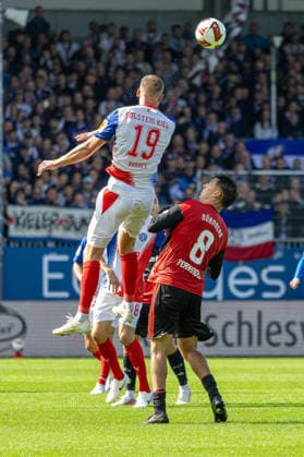05.09.2026 Fußball 2. Bundesliga Männer Saison 2026 2027 4. Spieltag Holstein Kiel - 1. FC Nürnberg (Kiel in Weiß-Blau, Nürnberg in Rot-Schwarz) V.l.n.r.: Phil Harres, Javier Fernandez, Alexios Kalogeropoulos Kiel Holstein Stadion, Westring 501 Schleswig Holstein Deutschland *** September 5, 2026 Soccer 2. Bundesliga Men s Season 2026–2027 Matchday 4 Holstein Kiel vs. 1. FC Nürnberg Kiel in white and blue, Nürnberg in red and black From left to right: Phil Harres, Javier Fernandez, Alexios Kalogeropoulos, Holstein Kiel Stadium, Westring 501, Schleswig-Holstein, Germany