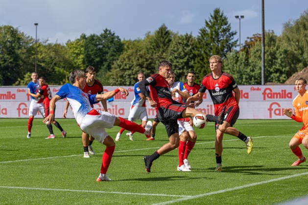05.09.2026 Fußball 2. Bundesliga Männer Saison 2026 2027 4. Spieltag Holstein Kiel - 1. FC Nürnberg (Kiel in Weiß-Blau, Nürnberg in Rot-Schwarz) V.l.n.r.: Hiroki Sekine, Javier Fernandez, Piet Scobel Kiel Holstein Stadion, Westring 501 Schleswig Holstein Deutschland *** September 5, 2026 Soccer 2. Bundesliga Men s 2026–2027 Season, Matchday 4: Holstein Kiel vs. 1. FC Nürnberg; Kiel in white and blue, Nürnberg in red and black; from left to right: Hiroki Sekine, Javier Fernandez, Piet Scobel, Holstein Kiel Stadium, Westring 501, Schleswig-Holstein, Germany