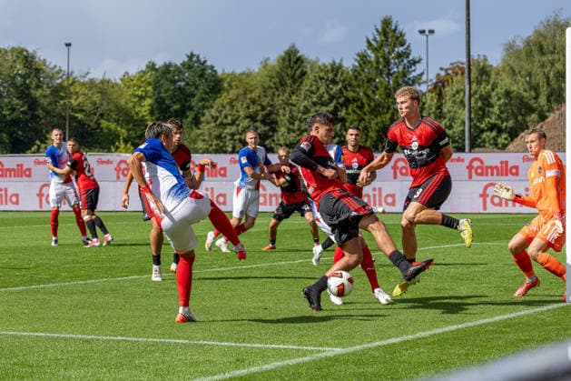 05.09.2026 Fußball 2. Bundesliga Männer Saison 2026 2027 4. Spieltag Holstein Kiel - 1. FC Nürnberg (Kiel in Weiß-Blau, Nürnberg in Rot-Schwarz) V.l.n.r.: Hiroki Sekine, Javier Fernandez, Piet Scobel Kiel Holstein Stadion, Westring 501 Schleswig Holstein Deutschland *** September 5, 2026 Soccer 2. Bundesliga Men s 2026–2027 Season, Matchday 4: Holstein Kiel vs. 1. FC Nürnberg; Kiel in white and blue, Nürnberg in red and black; from left to right: Hiroki Sekine, Javier Fernandez, Piet Scobel, Holstein Kiel Stadium, Westring 501, Schleswig-Holstein, Germany