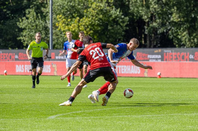 05.09.2026 Fußball 2. Bundesliga Männer Saison 2026 2027 4. Spieltag Holstein Kiel - 1. FC Nürnberg (Kiel in Weiß-Blau, Nürnberg in Rot-Schwarz) Fynn Otto (vorne), Phil Harres Kiel Holstein Stadion, Westring 501 Schleswig Holstein Deutschland *** September 5, 2026 Soccer 2. Bundesliga Men s 2026–2027 Season, Matchday 4: Holstein Kiel vs. 1. FC Nürnberg; Kiel in white and blue, Nürnberg in red and black; Fynn Otto up front; Phil Harres; Kiel Holstein Stadium, Westring 501, Schleswig-Holstein, Germany