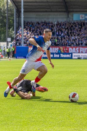 05.09.2026 Fußball 2. Bundesliga Männer Saison 2026 2027 4. Spieltag Holstein Kiel - 1. FC Nürnberg (Kiel in Weiß-Blau, Nürnberg in Rot-Schwarz) Adrian Kapralik, Eric Porstner (am Boden) Kiel Holstein Stadion, Westring 501 Schleswig Holstein Deutschland *** September 5, 2026 Soccer 2. Bundesliga Men s 2026–2027 Season, Matchday 4: Holstein Kiel vs. 1. FC Nürnberg; Kiel in white and blue, Nürnberg in red and black; Adrian Kapralik and Eric Porstner on the field at Kiel Holstein Stadium, Westring 501, Schleswig-Holstein, Germany