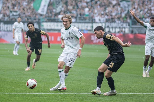Fussball Bundesliga, Borussia Mönchengladbach vs. SV Elversberg, 05.09.2026 Hugo Bolin (Borussia Mönchengladbach 38) passt nach vorne -- Fussball Bundesliga, Borussia Mönchengladbach vs. SV Elversberg, 05.09.2026, ista Borussia Park, Mönchengladbach -- DFL REGULATIONS PROHIBIT ANY USE OF PHOTOGRAPHS AS IMAGE SEQUENCES AND OR Q‹UASI-VIDEO. *** German Bundesliga, Borussia Mönchengladbach vs. SV Elversberg, September 5, 2026: Hugo Bolin (Borussia Mönchengladbach, No. 38) passes the ball forward. German Bundesliga, Borussia Mönchengladbach vs. SV Elversberg, September 5, 2026, ista Borussia Park, Mönchengladbach DFL REGULATIONS PROHIBIT ANY USE OF PHOTOGRAPHS AS IMAGE SEQUENCES AND OR QUASI-VIDEO Copyright: xBEAUTIFULxSPORTS Derixx