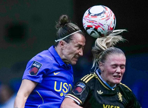 Sport Bilder des Tages Chelsea Women FC v Ason Villa Women FC - Womens Super League - Season 2026 2027 - Matchday 1 - Stamford Bridge Lucy Bronze of Chelsea and Aston VillaÕs Harviken challenge during the Chelsea v Aston Villa WomenÕs Super League Match match at Stamford Bridge London, Season 26 27, 5 September 2026 London United Kingdom