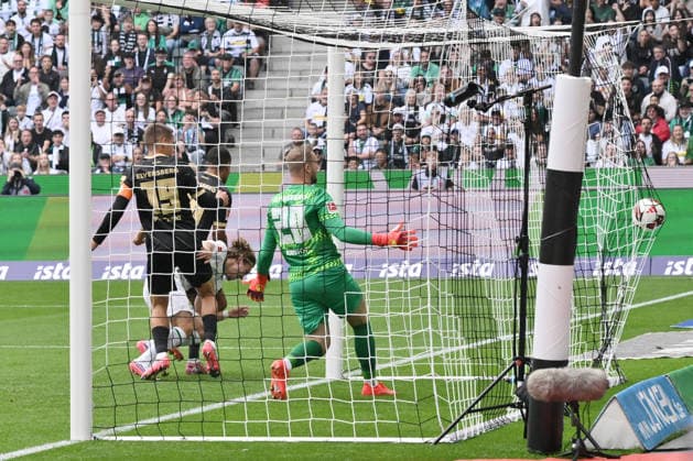 Hugo Bolin (Borussia Moenchengladbach), 2. v.li., erzielt das Tor zum 1:0 05.09.2026, Fussball 1. Bundesliga, Saison 2026 2027, 2. Spieltag, Borussia Mönchengladbach - SV Elversberg DFL regulations prohibit any use of photographs as image sequences and or quasi-video Moenchengladbach Ista-Borussia-Park Nordrhein Westfalen Deutschland *** Hugo Bolin of Borussia Mönchengladbach, second from the left, scores the goal to make it 1–0 on September 5, 2026, Soccer, Bundesliga 1, 2026–2027 season, Matchday 2, Borussia Mönchengladbach vs. SV Elversberg. DFL regulations prohibit any use of photographs as image sequences and or quasi-video. Mönchengladbach, Borussia Park, North Rhine-Westphalia, Germany Team2