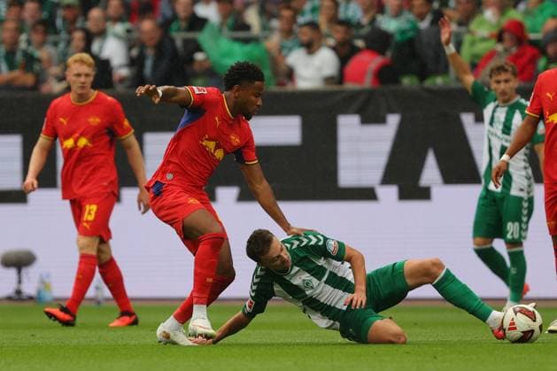 05.09.26, GER, Fussball, 1.FBL Männer, 2. Spieltag, Saison2026 2027, SV Werder Bremen vs. RB Leipzig Christopher Nkunku (RB Leipzig 28) im Zweikampf gegen Youri Regeer (SV Werder Bremen 44) Bremen Weserstadion Bremen Germany *** 05 09 26, GER, Soccer, 1st Division Men, Matchday 2, 2026–2027 Season, SV Werder Bremen vs. RB Leipzig Christopher Nkunku (RB Leipzig, No. 28) in a tackle against Youri Regeer (SV Werder Bremen, No. 44) at the Weserstadion in Bremen, Germany Copyright: xnordphotoxGmbHx xTauchnitzx