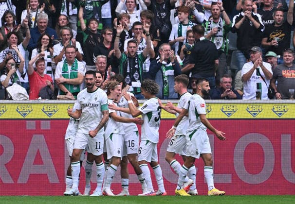 05.09.2026; Moenchengladbach; Fussball, Herren, Saison 2026 2027, Borussia Moenchengladbach vs. SV Elversberg Torjubel Gladbach nach dem Tor zum 1-0; 3. v. li. Torschuetze Hugo Bolin (Gladbach) DFL regulations prohibit any use of photographs as image sequences and or quasi-video. ista-Borussia-Park Nordrhein-Westfalen Deutschland *** September 5, 2026, Mönchengladbach Soccer, Men s, 2026–2027 Season, Borussia Mönchengladbach vs. SV Elversberg: Gladbach celebrates after scoring the 1–0 goal; 3rd from left: goal scorer Hugo Bolin (Gladbach). DFL regulations prohibit any use of photographs as image sequences and or quasi-video content. Borussia Park, North Rhine-Westphalia, Germany