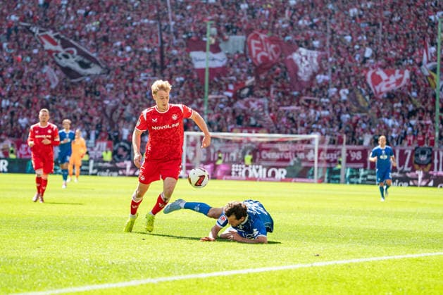 05.09.2026, xdaymx, Fussball 2.Bundesliga, 1.FC Kaiserslautern - SV Darmstadt 98. Mika Haas (1.FC Kaiserslautern) setzt sich gegen Christopher Lannert (Darmstadt 98) im Zweikampf durch Kaiserslautern *** September 5, 2026, xdaymx, Soccer 2. Bundesliga, 1. FC Kaiserslautern vs. SV Darmstadt 98, Mika Haas of 1. FC Kaiserslautern beats Christopher Lannert of Darmstadt 98 in a one-on-one situation; Kaiserslautern