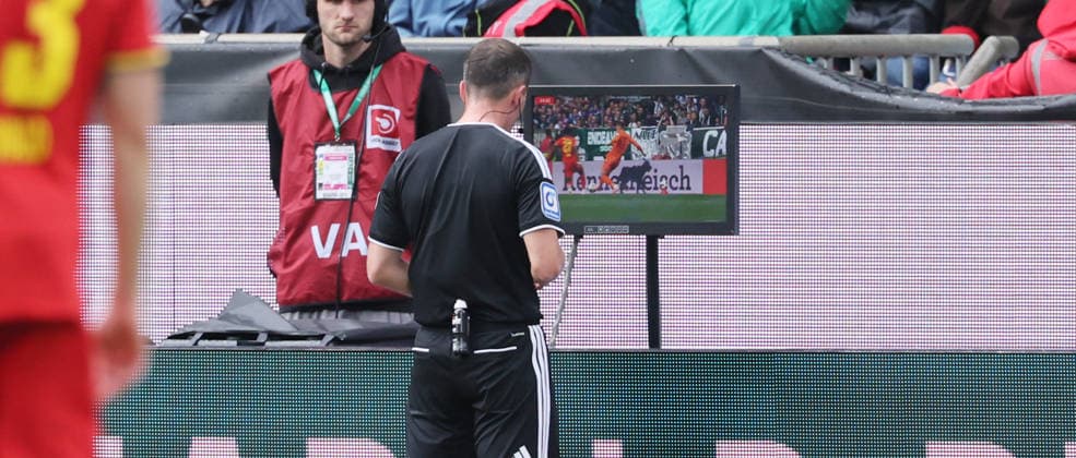 Bremen - RB Leipzig Bundesliga Bremen, 05.09.2026, Weserstadion, Fußball, 1.Bundesliga, 2.Spieltag , SV Werder Bremen vs. RB Leipzig , Im Bild: Schiedsrichter Benjamin Brand in der Videobeweis, Videoassistent, Video-assistent, VAR, review area , Nur zur redaktionellen Nutzung. Only editorial use. , DFL DFB regulations prohibit any use of photographs as image sequences and or quasi-video. , *** Bremen vs. RB Leipzig, Bundesliga, Bremen, September 5, 2026, Weserstadion, Soccer, Bundesliga 1, Matchday 2, SV Werder Bremen vs. RB Leipzig, Pictured: Referee Benjamin Brand during video review, video assistant, video assistant, VAR, review area, For editorial use only. DFL and DFB regulations prohibit any use of photographs as image sequences and or quasi-video,