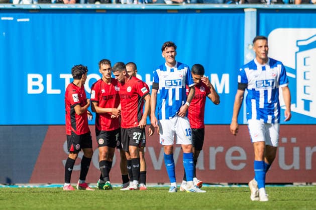 Rostock, Deutschland 05. September 2026: 3. Liga - 2026 2027 - Sp. 4 - FC Hansa Rostock gegen SV Wehen Wiesbaden Im Bild: Im Bild: Die mannschaft von Wiesbaden jubelt nach seinem Tor zum 1:1 vorne Lukas Wallner (Hansa Rostock) unzufrieden auf dem Spielfeld. DFB DFL regulations prohibit any use of photographs as image sequences and or quasi-video Copyright: xFotostandx xVoelkerx