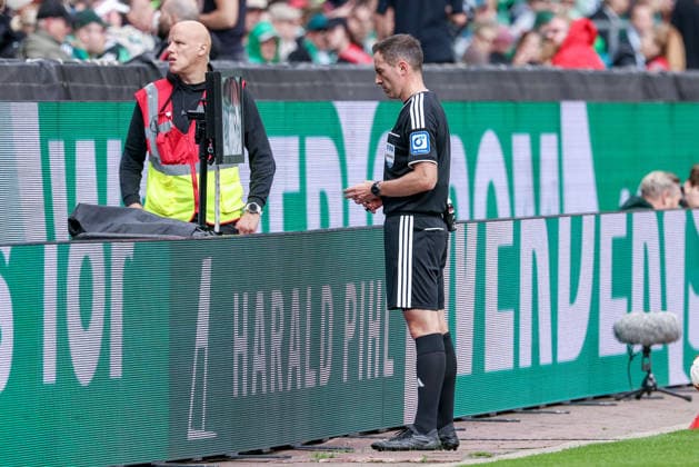 Schiedsrichter Benjamin Brand sieht sich die Elfmerterszene am Bildschirm noch einmal an, überprüft und korrigiert seine Entscheidung, Videoassistent, Videoüberprüfung, Videoschiedsrichter, Videobeweis, VAR, Video-Assistent, Video-Schiedsrichter, Kölner Keller, Video Assistant Referee, VA, TV-Beweis, Fernsehbeweis, DIE DFL-RICHTLINIEN UNTERSAGEN JEGLICHE NUTZUNG VON FOTOS ALS SEQUENZBILDER UND ODER VIDEOAÌˆHNLICHE FOTOSTRECKEN. DFL REGULATIONS PROHIBIT ANY USE OF PHOTOGRAPHS AS IMAGE SEQUENCES AND OR QUASI-VIDEO., 05.09.2026, Bremen (Deutschland), Fussball, Bundesliga, SV Werder Bremen - RB Leipzig *** Referee Benjamin Brand reviews the penalty kick play on the screen, reviews and corrects his decision; video assistant, video review, video referee, video evidence, VAR, video assistant, video referee, Kölner Keller, Video Assistant Referee, VA, TV evidence, television evidence, THE DFL GUIDELINES PROHIBIT ANY USE OF PHOTOGRAPHS AS STILL IMAGES AND OR VIDEO-LIKE PHOTO SEQUENCES DFL REGULATIONS PROHIBIT ANY USE OF PHOTOGRAPHS AS IMAGE SEQUENCES AND OR QUASI-VIDEO, September 5, 2026, Bremen, Germany, Soccer, Bundesliga, SV Werder Bremen vs. RB Leipzig xobx