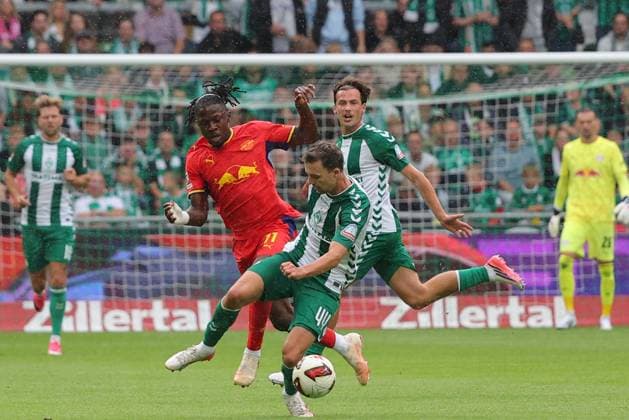 05.09.26, GER, Fussball, 1.FBL Männer, 2. Spieltag, Saison2026 2027, SV Werder Bremen vs. RB Leipzig Johan Bakayoko (RB Leipzig 11) im Zweikampf gegen Youri Regeer (SV Werder Bremen 44) Bremen Weserstadion Bremen Germany *** 05 09 26, GER, Soccer, 1st FBL Men, Matchday 2, 2026–2027 Season, SV Werder Bremen vs. RB Leipzig; Johan Bakayoko (RB Leipzig, No. 11) in a tackle against Youri Regeer (SV Werder Bremen, No. 44); Weserstadion, Bremen, Germany Copyright: xnordphotoxGmbHx xTauchnitzx