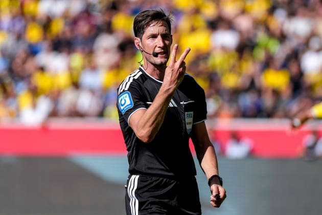 Dr. Matthias Jöllenbeck (Schiedsrichter), gibt Anweisungen, gestikuliert, mit den Armen gestikulieren, Einzelbild, Einzelfoto, Aktion, Action, 05.09.2026, Sinsheim (Deutschland), Fussball, Bundesliga, TSG 1899 Hoffenheim - Borussia Dortmund, DFB DFL REGULATIONS PROHIBIT ANY USE OF PHOTOGRAPHS AS IMAGE SEQUENCES AND OR QUASI-VIDEO. *** Dr. Matthias Jöllenbeck, referee, giving instructions, gesturing, gesturing with his arms, single frame, single photo, action, 05 09 2026, Sinsheim, Germany, soccer, Bundesliga, TSG 1899 Hoffenheim vs. Borussia Dortmund, DFB and DFL regulations prohibit any use of photographs as image sequences and or quasi-video xozx