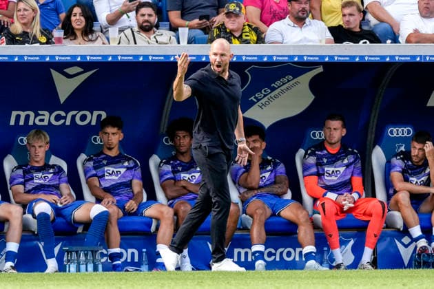 Christian Ilzer (Trainer, Cheftrainer, Hoffenheim), gibt Anweisungen, gestikuliert, mit den Armen gestikulieren, Freisteller, Ganzkörper, Einzelbild, Einzelfoto, Aktion, Action, am Spielfeldrand, an der Seitenauslinie, 05.09.2026, Sinsheim (Deutschland), Fussball, Bundesliga, TSG 1899 Hoffenheim - Borussia Dortmund, DFB DFL REGULATIONS PROHIBIT ANY USE OF PHOTOGRAPHS AS IMAGE SEQUENCES AND OR QUASI-VIDEO. *** Christian Ilzer, coach and head coach of Hoffenheim, gives instructions, gestures with his arms, close-up, full-body shot, single frame, single photo, action, on the sidelines, at the sideline, September 5, 2026, Sinsheim, Germany, soccer, Bundesliga, TSG 1899 Hoffenheim vs. Borussia Dortmund, DFB and DFL regulations prohibit any use of photographs as image sequences and or quasi-video xozx