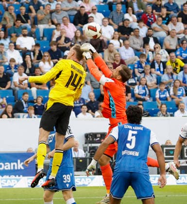 Im Bild: v.li. Maximilian Beier (Borussia Dortmund, 14) gegen Torwart Oliver Baumann (TSG 1899 Hoffenheim, 1) 05.09.2026, TSG 1899 Hoffenheim - Borussia Dortmund, 1. Bundesliga, 2. Spieltag, Deutschland, Sinsheim, SNP Arena, DFL REGULATIONS PROHIBIT ANY USE OF PHOTOGRAPHS AS IMAGE SEQUENCES AND OR QUASI-VIDEO. *** Pictured, from left: Maximilian Beier of Borussia Dortmund, No. 14, against goalkeeper Oliver Baumann of TSG 1899 Hoffenheim, May 9, 2026, TSG 1899 Hoffenheim vs. Borussia Dortmund, Bundesliga 1, Matchday 2, Germany, Sinsheim, SNP Arena, DFL REGULATIONS PROHIBIT ANY USE OF PHOTOGRAPHS AS IMAGE SEQUENCES AND OR QUASI-VIDEO Copyright: HMBxMedia xJulienxBecker