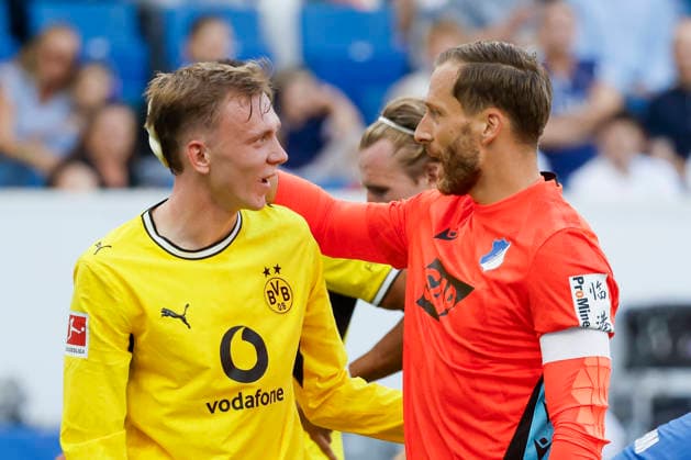 Im Bild: v.li. Maximilian Beier (Borussia Dortmund, 14) und Torwart Oliver Baumann (TSG 1899 Hoffenheim, 1) im Gespraech 05.09.2026, TSG 1899 Hoffenheim - Borussia Dortmund, 1. Bundesliga, 2. Spieltag, Deutschland, Sinsheim, SNP Arena, DFL REGULATIONS PROHIBIT ANY USE OF PHOTOGRAPHS AS IMAGE SEQUENCES AND OR QUASI-VIDEO. *** Pictured from left: Maximilian Beier of Borussia Dortmund, No. 14, and goalkeeper Oliver Baumann of TSG 1899 Hoffenheim, No. 1, in conversation on May 9, 2026, TSG 1899 Hoffenheim vs. Borussia Dortmund, Bundesliga Matchday 2, Germany, Sinsheim, SNP Arena. DFL regulations prohibit any use of photographs as image sequences and or quasi-video. Copyright: HMBxMedia xJulienxBecker