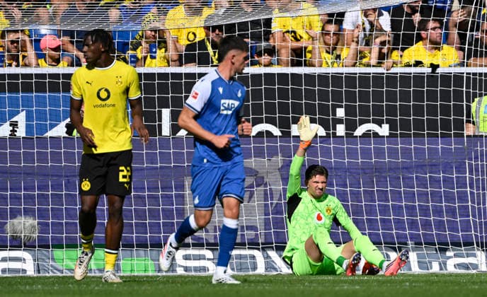 Torwart Gregor Kobel Borussia Dortmund BVB (01) Gestik Geste verletzt Verletzung TSG 1899 Hoffenheim vs Borussia Dortmund BVB 05.09.2026 DFL REGULATIONS PROHIBIT ANY USE OF PHOTOGRAPHS AS IMAGE SEQUENCES AND OR QUASI-VIDEO TSG 1899 Hoffenheim vs Borussia Dortmund BVB *** Goalkeeper Gregor Kobel, Borussia Dortmund (BVB), 01, gesture, injury, TSG 1899 Hoffenheim vs. Borussia Dortmund (BVB), September 5, 2026. DFL regulations prohibit any use of photographs as image sequences and or quasi- VIDEO TSG 1899 Hoffenheim vs. Borussia Dortmund (BVB)