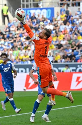 Torwart Oliver Baumann TSG 1899 Hoffenheim (01) Aktion am Ball TSG 1899 Hoffenheim vs Borussia Dortmund BVB 05.09.2026 DFL REGULATIONS PROHIBIT ANY USE OF PHOTOGRAPHS AS IMAGE SEQUENCES AND OR QUASI-VIDEO TSG 1899 Hoffenheim vs Borussia Dortmund BVB *** Goalkeeper Oliver Baumann, TSG 1899 Hoffenheim 01, in action with the ball; TSG 1899 Hoffenheim vs. Borussia Dortmund (BVB), September 5, 2026. DFL regulations prohibit any use of photographs as image sequences and or quasi- VIDEO TSG 1899 Hoffenheim vs. Borussia Dortmund (BVB)