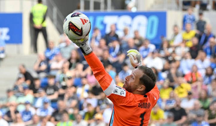Torwart Oliver Baumann TSG 1899 Hoffenheim (01) Aktion am Ball TSG 1899 Hoffenheim vs Borussia Dortmund BVB 05.09.2026 DFL REGULATIONS PROHIBIT ANY USE OF PHOTOGRAPHS AS IMAGE SEQUENCES AND OR QUASI-VIDEO TSG 1899 Hoffenheim vs Borussia Dortmund BVB *** Goalkeeper Oliver Baumann, TSG 1899 Hoffenheim 01, in action with the ball; TSG 1899 Hoffenheim vs. Borussia Dortmund (BVB), September 5, 2026. DFL regulations prohibit any use of photographs as image sequences and or quasi- VIDEO TSG 1899 Hoffenheim vs. Borussia Dortmund (BVB)