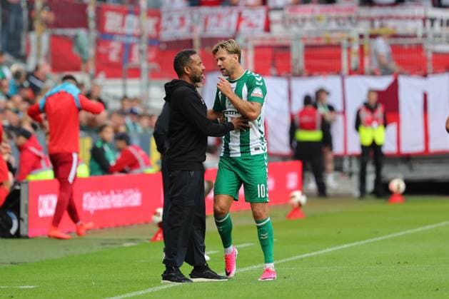 05.09.26, GER, Fussball, 1.FBL Männer, 2. Spieltag, Saison2026 2027, SV Werder Bremen vs. RB Leipzig Coachingzone Seitenlinie Trainerbereich Technische Zone. Trainer Daniel Thioune (SV Werder Bremen) gibt Anweisungen an Niclas Füllkrug Niclas Fuellkrug (SV Werder Bremen 10) Bremen Weserstadion Bremen Germany *** 05 09 26, GER, Soccer, Men s 1st Bundesliga, Matchday 2, 2026–2027 Season, SV Werder Bremen vs. RB Leipzig: Coaching Zone, Sideline, Coaches Area, Technical Zone; Coach Daniel Thioune of SV Werder Bremen gives instructions to Niclas Füllkrug; Niclas Füllkrug, SV Werder Bremen 10; Bremen, Weserstadion, Bremen, Germany Copyright: xnordphotoxGmbHx xTauchnitzx