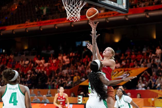 Dorka Juhasz (Ungarn, 14) beim Korbleger, Victoria Macaulay (Nigeria, 25), GER, Nigeria vs. Ungarn, Basketball, FIBA Women s World Cup 2026, Gruppenphase, Spieltag 2, 05.09.2026 GER, Nigeria vs. Ungarn, Basketball, FIBA Women s World Cup 2026, Gruppenphase, Spieltag 2, 05.09.2026 Berlin Copyright: xEibner-Pressefoto MaxxVincenx EP_MVN