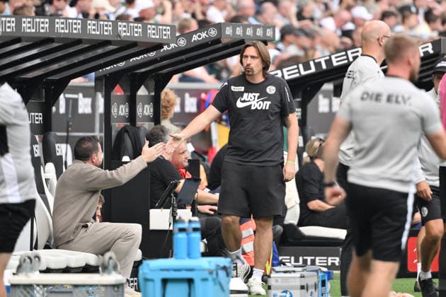 Trainer Vincent Wagner (SV Elversberg), re., klatscht nach dem 1:1 Christian Weber (Sportdirektor SV Elversberg) ab 05.09.2026, Fussball 1. Bundesliga, Saison 2026 2027, 2. Spieltag, Borussia Mönchengladbach - SV Elversberg DFL regulations prohibit any use of photographs as image sequences and or quasi-video Moenchengladbach Ista-Borussia-Park Nordrhein Westfalen Deutschland *** Coach Vincent Wagner of SV Elversberg (right) claps his hands after the 1–1 draw. Christian Weber, sporting director of SV Elversberg, September 5, 2026; Soccer, 1. Bundesliga, 2026–2027 season, Matchday 2, Borussia Mönchengladbach vs. SV Elversberg. DFL regulations prohibit any use of photographs as image sequences and or quasi-video. Mönchengladbach, Ista, Borussia Park, North Rhine-Westphalia, Germany Team2