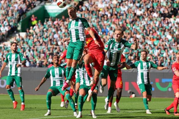 05.09.26, GER, Fussball, 1.FBL Männer, 2. Spieltag, Saison2026 2027, SV Werder Bremen vs. RB Leipzig Zweikampf Kopfball Kopfballduell zwischen Marco Grüll Marco Gruell (SV Werder Bremen 17) und Maxime Esteve Maxime Esteve (RB Leipzig 03) hinten Amos Pieper (SV Werder Bremen 05) Bremen Weserstadion Bremen Germany *** 05 09 26, GER, Soccer, Men s 1st Bundesliga, Matchday 2, 2026–2027 Season, SV Werder Bremen vs. RB Leipzig: Header duel between Marco Grüll (SV Werder Bremen 17) and Maxime Esteve (RB Leipzig 03), with Amos Pieper (SV Werder Bremen 05) in the background; Weserstadion, Bremen, Germany Copyright: xnordphotoxGmbHx xTauchnitzx