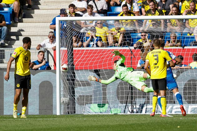 Im Bild: Das Tor zum 1:0 gegen Torwart Gregor Kobel (Borussia Dortmund, 1) 05.09.2026, TSG 1899 Hoffenheim - Borussia Dortmund, 1. Bundesliga, 2. Spieltag, Deutschland, Sinsheim, SNP Arena, DFL REGULATIONS PROHIBIT ANY USE OF PHOTOGRAPHS AS IMAGE SEQUENCES AND OR QUASI-VIDEO. *** Pictured: The goal that made it 1–0 against goalkeeper Gregor Kobel of Borussia Dortmund, May 9, 2026, TSG 1899 Hoffenheim vs. Borussia Dortmund, Bundesliga 1, Matchday 2, Germany, Sinsheim, SNP Arena. DFL regulations prohibit any use of photographs as image sequences and or quasi-video. Copyright: HMBxMedia xJulienxBecker