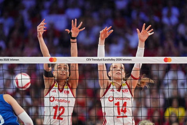 Turkiye v Serbia - CEV EuroVolley 2026 ISTANBUL, TURKIYE - SEPTEMBER 5: Eda Erdem (14) and Elif Sahin (12) of Turkiye in action during the CEV Women s European Volleyball Championship semifinal match between Turkiye and Serbia at Sinan Erdem Sports Hall in Istanbul, Turkiye, on September 5, 2026. Cemal Yurttas Anadolu Istanbul Turkey. Editorial use only. Please get in touch for any other usage.  Copyright: x2026xAnadoluxCemalxYurttasx