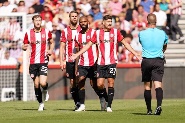 Premier League: Brentford v Sunderland Brentford players complain to referee about Sunderland goal from Dan Ballard of Sunderland during the Premier League match Brentford vs Sunderland at GTECH Community Stadium, London, United Kingdom on 05 September 2026 (Photo by Harvey Murphy News Images) Copyright: xHarveyxMurphy NewsxImagesx