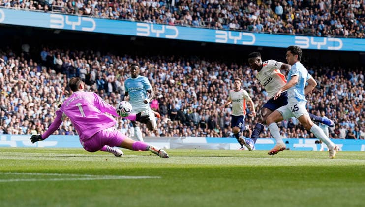Manchester, England, 5th September 2026. Taiwo Awoniyi of Coventry City (2R) shoots wide during the Manchester City vs Coventry City Premier League match at the Etihad Stadium, Manchester. Picture credit should read: Andrew Yates Sportimage EDITORIAL USE ONLY. No use with unauthorised audio, video, data, fixture lists, club league logos or live services. Online in-match use limited to 120 images, no video emulation. No use in betting, games or single club league player publications. SPI_009_AY_MAN_CITY_COVENTRY SPI-4970-0009