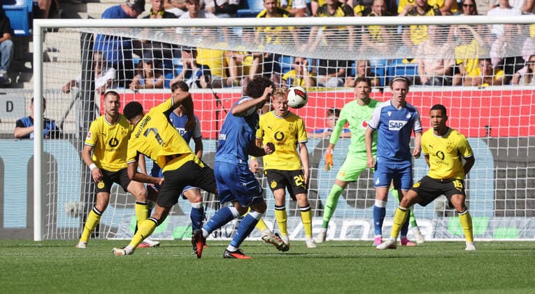 Sinsheim , Fußball Bundesliga TSG 1899 Hoffenheim vs. Borussia Dortmund , Tor zum 1 : 0 , rechts vorne Torschütze Leon Avdulahu ( Hoff ) *** Sinsheim, Bundesliga soccer: TSG 1899 Hoffenheim vs. Borussia Dortmund, goal making it 1–0; goal scorer Leon Avdulahu Hoff, front right