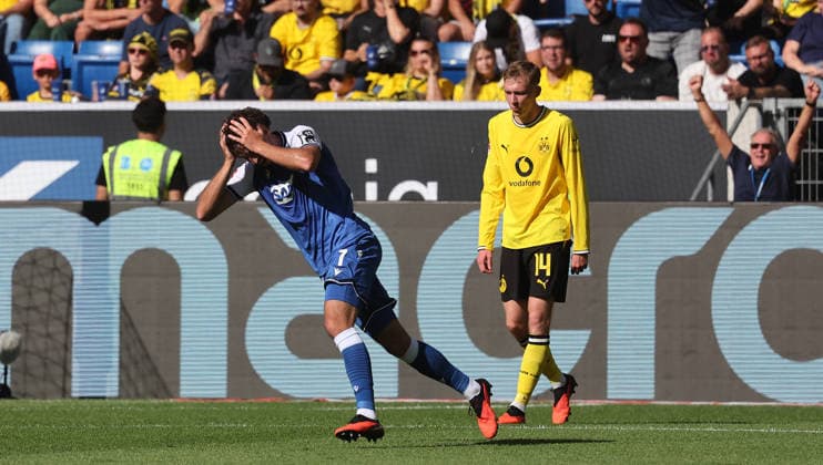Sinsheim , Fußball Bundesliga TSG 1899 Hoffenheim vs. Borussia Dortmund , Tor zum 1 : 0 , links Jube Torschütze Leon Avdulahu ( Hoff ) rechts: Maximilian Beier ( BVB ) *** Sinsheim, Bundesliga soccer: TSG 1899 Hoffenheim vs. Borussia Dortmund, goal making it 1-0; on the left, goal scorer Leon Avdulahu (Hoffenheim); on the right, Maximilian Beier (BVB)