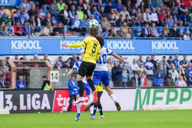 Deutschland: Fussball, 3. Liga, 4. Spieltag, Hänsch-Arena, SV Meppen vs. 1. FC Saarbrücken: Daniel Gleiber (1. FC Saarbrücken, 5) und Niclas Nadj (SV Meppen, 40) im Luftduell Copyright: xMichelxWittex