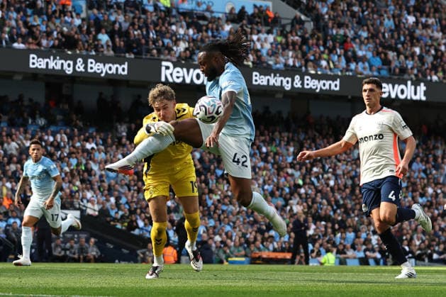 5th September 2026; Etihad Stadium, Manchester, Lancashire, England; Premier League Football, Manchester City versus Coventry City; Carl Rushworth of Coventry City saves from Antoine Semenyo of Manchester City DavidxBlunsden