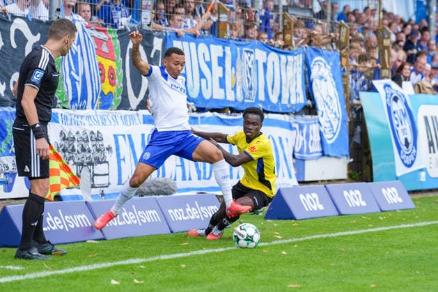 Deutschland: Fussball, 3. Liga, 4. Spieltag, Hänsch-Arena, SV Meppen vs. 1. FC Saarbrücken: Oliver Schmitt (SV Meppen, 7) gegen Kelsey Owusu (1. FC Saarbrücken, 31) Copyright: xMichelxWittex
