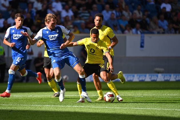 v.re:Ethan Chidebere NWANERI (Borussia Dortmund), Aktion,Zweikampf gegen Wouter BURGER (1899 Hoffenheim). Fussball 1. Bundesliga Saison 2026 2027, 2.Spieltag, Spieltag02,, TSG 1899 Hoffenheim - Borussia Dortmund am 05.09.2026 , SNP ARENA *** v Ethan Chidebere NWANERI (Borussia Dortmund), Action, Tackle against Wouter BURGER (1899 Hoffenheim), Soccer, Bundesliga 1, 2026–2027 Season, Matchday 2, Matchday 02, TSG 1899 Hoffenheim vs. Borussia Dortmund on September 5, 2026, SNP ARENA