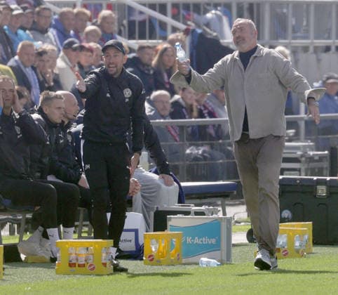 Trainer Tim Walter (Holstein Kiel) Fussball, Herren, Saison 2026 2027, 2.BL, Holstein Stadion, Holstein Kiel gegen 1.FC Nuernberg, 2-2 DFL REGULATIONS PROHIBIT ANY USE OF PHOTOGRAPHS AS IMAGE SEQUENCES AND OR QUASI-VIDEO. *** Coach Tim Walter, Holstein Kiel Soccer, Men s Team, 2026–2027 Season, 2nd Bundesliga, Holstein Stadium, Holstein Kiel vs. 1. FC Nürnberg, 2–2. DFL regulations prohibit any use of photographs as image sequences and or quasi-video.