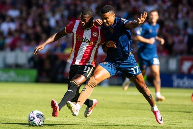 Sport Bilder des Tages Dango Ouattara of Brentford is challenged by Reinildo Mandava of Sunderland Brentford v Sunderland, Premier League Football, Football, Gtech Community Stadium, London, UK - 05 Sep 2026London Gtech Community Stadium United Kingdom EDITORIAL USE ONLY No use with unauthorised audio, video, data, fixture lists, club league logos or live services. Online in-match use limited to 120 images, no video emulation. No use in betting, games or single club league player publications. Copyright: xSeanxTroup Shutterstockx 17134971an