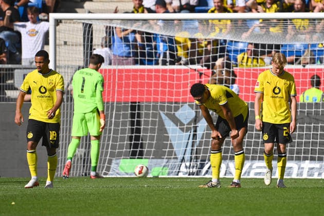 v.li. Ethan Chidebere NWANERI (Borussia Dortmund) , Torwart Gregor KOBEL (Borussia Dortmund),Jobe BELLINGHAM (Borussia Dortmund),Daniel SVENSSON (Borussia Dortmund), nach Gegentor, Enttaeuschung,Frust,enttaeuscht, frustriert,niedergeschlagen,Aktion. Fussball 1. Bundesliga Saison 2026 2027, 2.Spieltag, Spieltag02,, TSG 1899 Hoffenheim - Borussia Dortmund am 05.09.2026 , SNP ARENA *** from left: Ethan Chidebere NWANERI, Borussia Dortmund; goalkeeper Gregor KOBEL, Borussia Dortmund;Jobe BELLINGHAM, Borussia Dortmund; Daniel SVENSSON, Borussia Dortmund; after conceding a goal; disappointment; frustration; disappointed; frustrated; dejected; soccer action, Bundesliga Season 2026–2027, Matchday 2, Matchday 02, TSG 1899 Hoffenheim vs. Borussia Dortmund on September 5, 2026, SNP ARENA