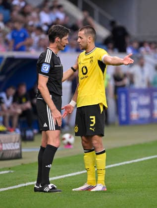 Schiedsrichter Referee Dr. Matthias Joellenbeck im Gespraech Diskussion mit Waldemar Anton Borussia Dortmund BVB (03) Gestik Geste TSG 1899 Hoffenheim vs Borussia Dortmund BVB 05.09.2026 DFL REGULATIONS PROHIBIT ANY USE OF PHOTOGRAPHS AS IMAGE SEQUENCES AND OR QUASI-VIDEO TSG 1899 Hoffenheim vs Borussia Dortmund BVB *** Referee Dr. Matthias Joellenbeck in conversation with Waldemar Anton, Borussia Dortmund (BVB) 03; gesture; TSG 1899 Hoffenheim vs. Borussia Dortmund (BVB) 05 09 2026; DFL regulations prohibit any use of photographs AS IMAGE SEQUENCES AND OR QUASI-VIDEO TSG 1899 Hoffenheim vs. Borussia Dortmund BVB