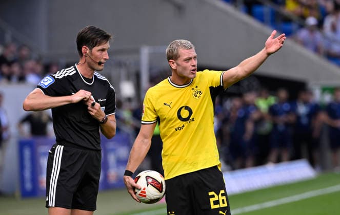 Schiedsrichter Referee Dr. Matthias Joellenbeck im Gespraech Diskussion mit Julian Ryerson Borussia Dortmund BVB (26) Gestik Geste TSG 1899 Hoffenheim vs Borussia Dortmund BVB 05.09.2026 DFL REGULATIONS PROHIBIT ANY USE OF PHOTOGRAPHS AS IMAGE SEQUENCES AND OR QUASI-VIDEO TSG 1899 Hoffenheim vs Borussia Dortmund BVB *** Referee Dr. Matthias Joellenbeck in conversation with Julian Ryerson, Borussia Dortmund (BVB) 26, gesturing, TSG 1899 Hoffenheim vs. Borussia Dortmund (BVB) 05 09 2026. DFL regulations prohibit any use of photographs AS IMAGE SEQUENCES AND OR QUASI-VIDEO TSG 1899 Hoffenheim vs. Borussia Dortmund (BVB)