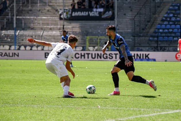 Deutschland: Fussball Saison 2026 2027 , 3. Liga , 4. Spieltag , SV Waldhof Mannheim 07 vs. SC Verl - Carl-Benz-Stadion (Mannheim) : Goncalo Gregorio Goncalo Gregorio (SV Waldhof Mannheim, 9) am Ball, im Ballbesitz, im Zweikampf mit Janne Berner (SC Verl, 34) Mannheim Carl-Benz-Stadion Deutschland Germany Copyright: xBennetxLongx